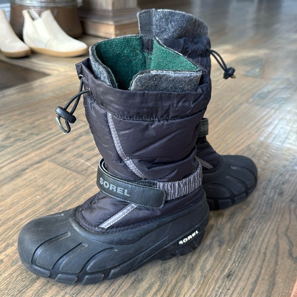 Kids winter boots size 4 sorel